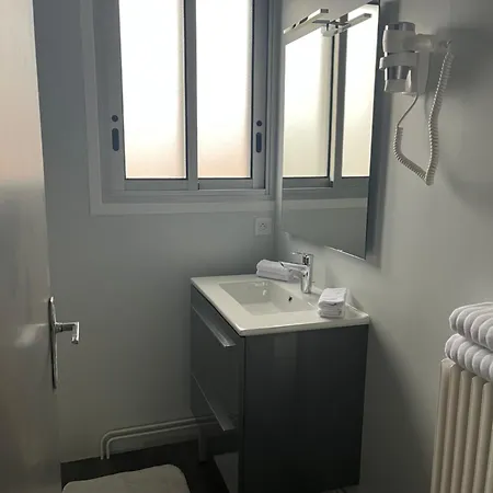 Maison Renovee Avec Garage Et Jardin, Proche Centre - *