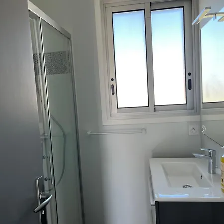 Maison Renovee Avec Garage Et Jardin, Proche Centre - *